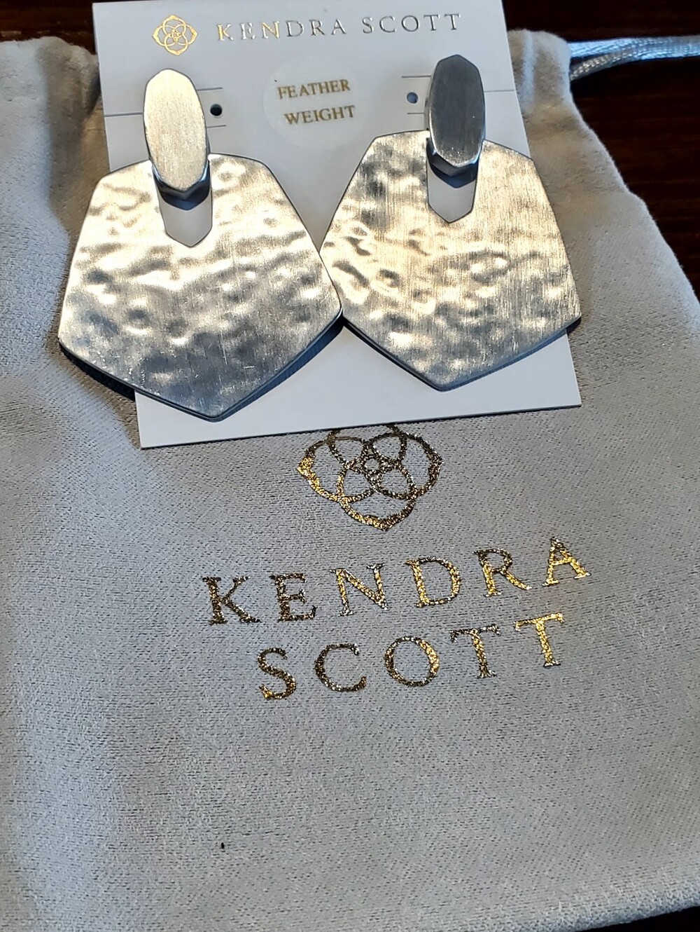 Kendra Scott "Finch" Hammered Earrings Nwt - Picture 3 of 9